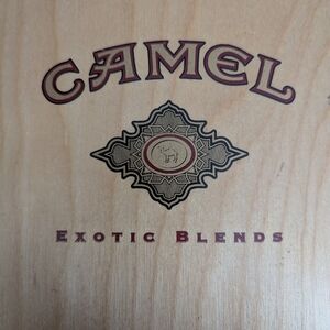 Camel Exotic Blends Wooden Box with what's on the 4rth picture - not usable